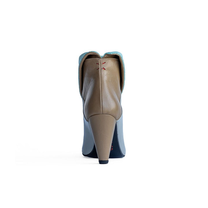Lise liver Brown - Warm Grey - Kvadrat Pastel Turquoise - Signed by You